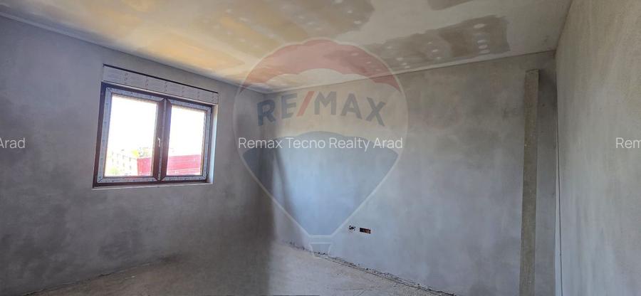 CASA CU ETAJ DE VANZARE LA GRI LA 12 KM DE ARAD ZIMANDUL NOU - 10