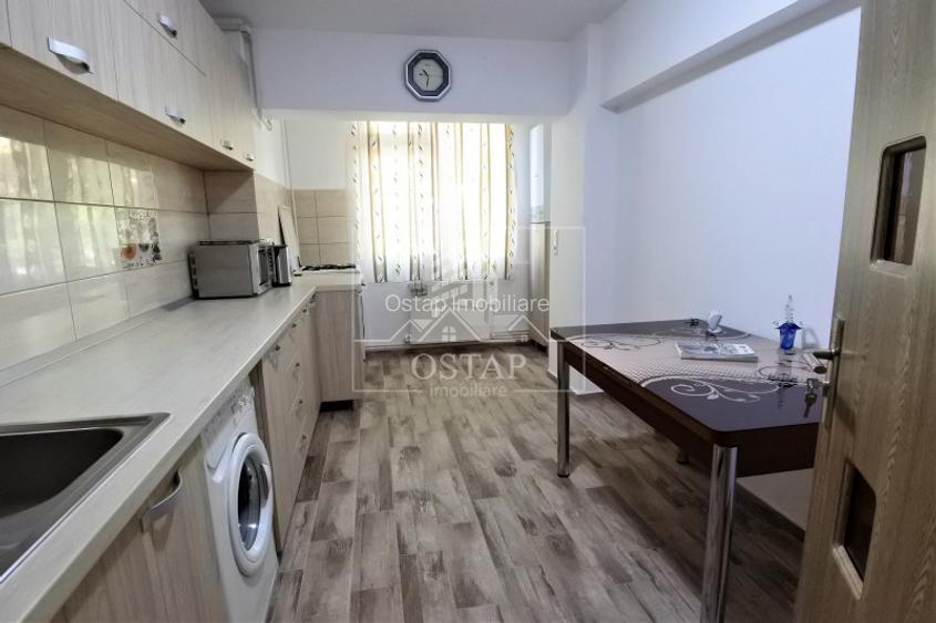 9 Mai - etajul 1 - apartament 3 camere decomandate - semimobilat - 10