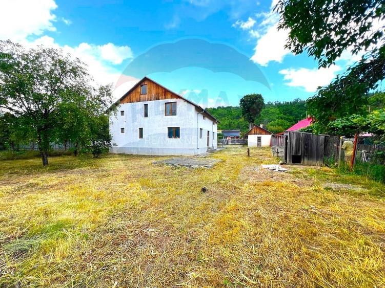 Casă / Vilă cu 6 camere de vânzare în BUHUȘI Județul BACĂU - 2