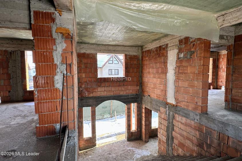 Domnesti - Vila la rosu 276 mp utili, teren 572 mp, garaj 2 locuri - 37