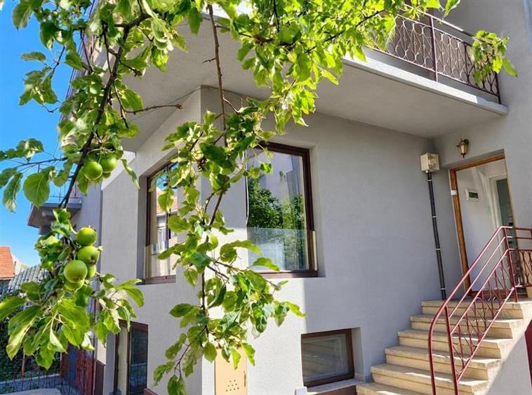 O casa altfel: stil vintage, curte proprie si 2 locuri de parcare -Brasov Centra