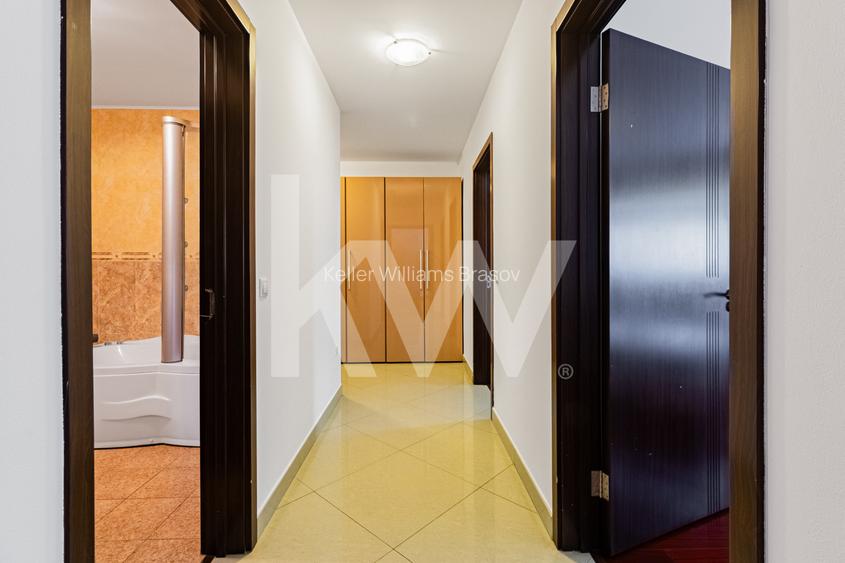 Închiriere apartament 4 camere, acces la parcare cu barieră, strada De Mijloc - 14