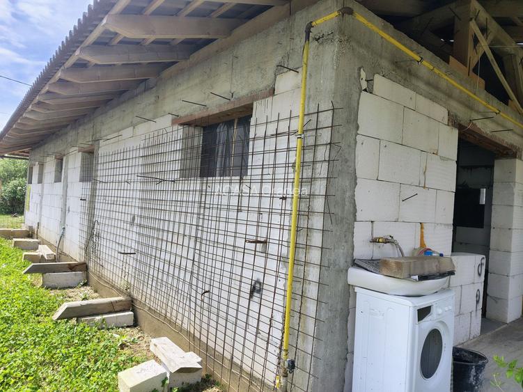 Casă la roșu,  – Oradea, str. Caișilor. 175 000 E . Comision 0 - 3