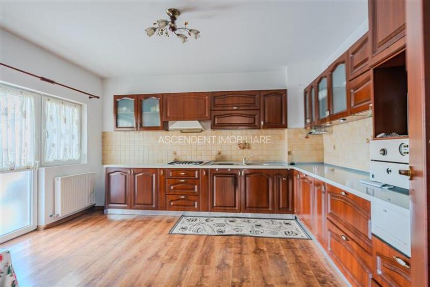 Vila solida Tractorul Coresi, spatii ample, teren 700 mp, garaj 4 masini - 33