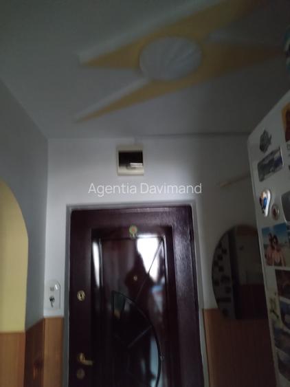 Apartament 3 camere , decomandat, zona Sud (Scoala 1-8), etajul 1/4. - 5