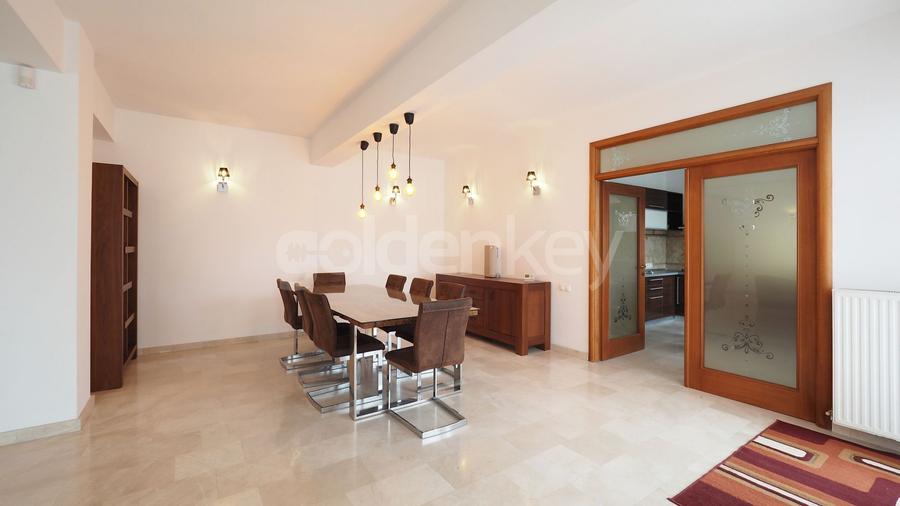 Vilă superba cu 8 camere, mobilata modern, piscina