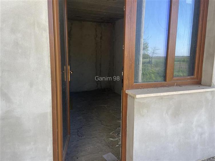 Casa de vanzare in sat  Botarlau , parter si mansarda cu suprafata de 242 mp , t - 2