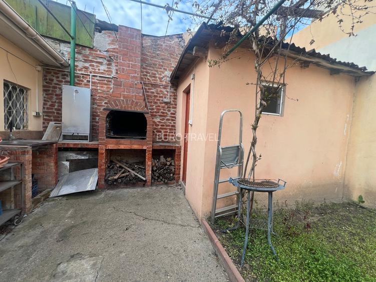 Casa  cocheta , la sol, caramida, teren 386 mp/desch. de 13 m,garaj, 299000 euro - 3