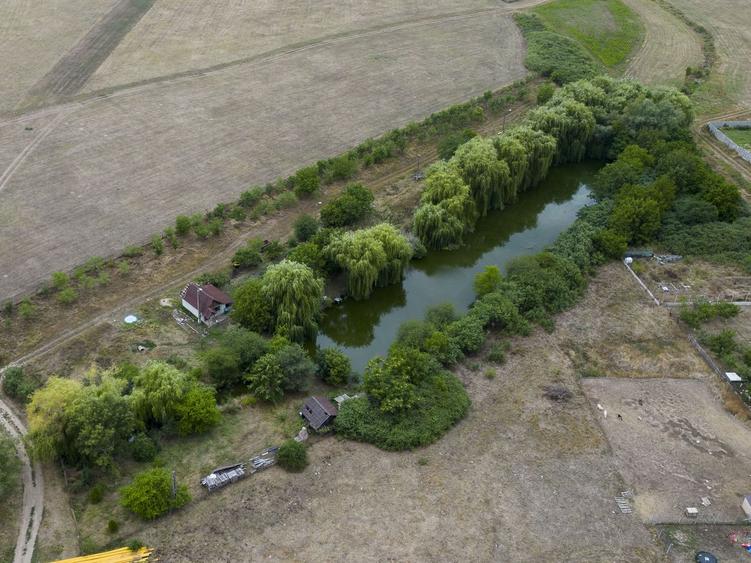 Teren de 7900 mp cu baltă de pescuit în Frumușeni