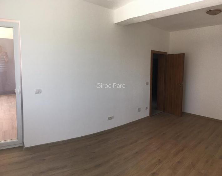 Direct proprietar.Apartament decomandat cu doua balcoane.Model deosebit - 6