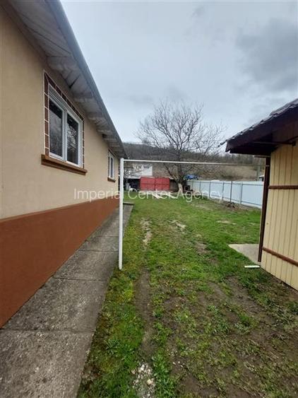 Casa de vanzare cu gradina aproape de Onesti - 2