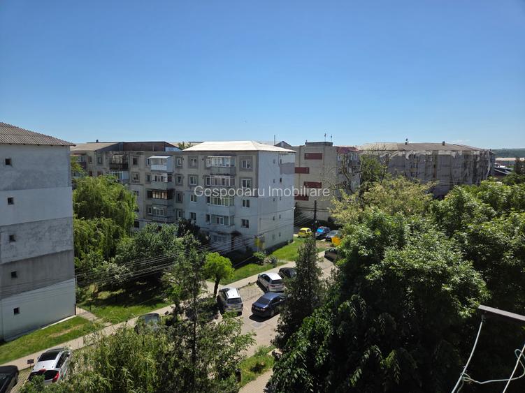 Apartament cu 3 camere decomandat etajul 4 zona centrala Adjud - 9