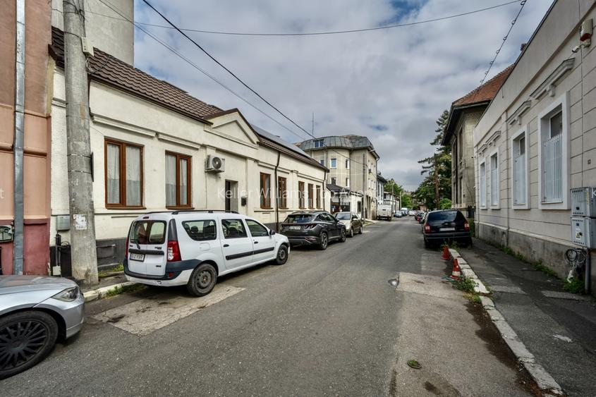 In Cartierul Evreiesc, casa 3 camere pivnita si mansarda open space. - 2