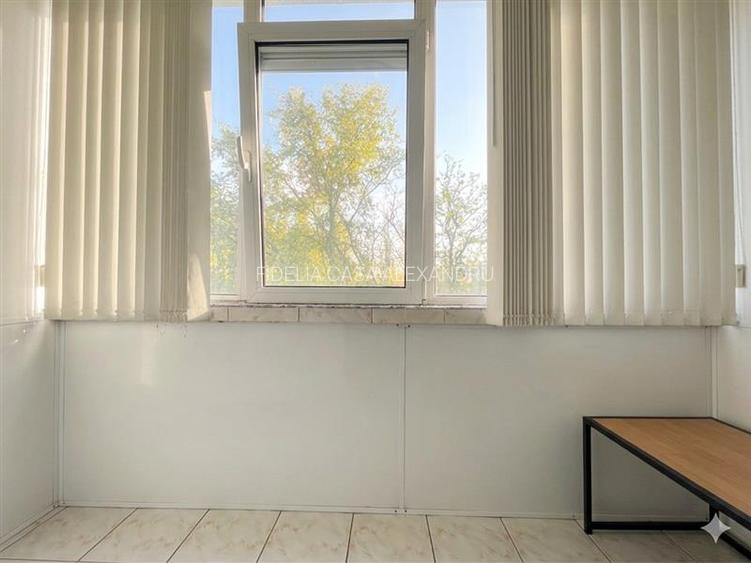 Apartament cu 3 camere decomandat, situat în cartierul Nicolina 2 - 6