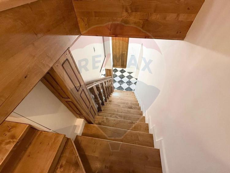 Apartament 4 camere, pe 2 niveluri si curte comuna în Centru - 30