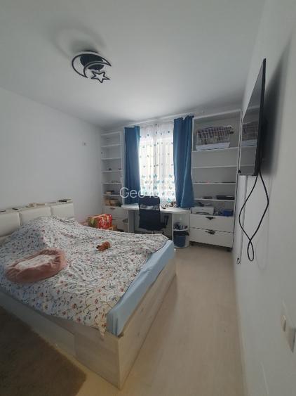 Vând apartament  cu curte - 16