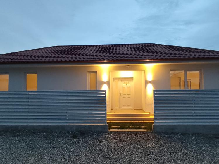 FARA COMISIOANE casa eleganta 3 camere 2 bai PARTER+pod camera tehnica la cheie