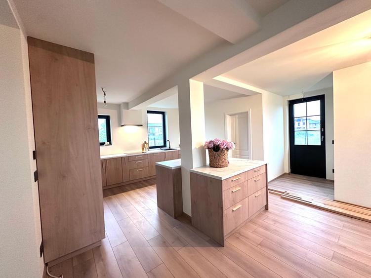 Duplex despartit prin camera tehnica- 5 dormitoare si 3 bai - Mosnita Noua