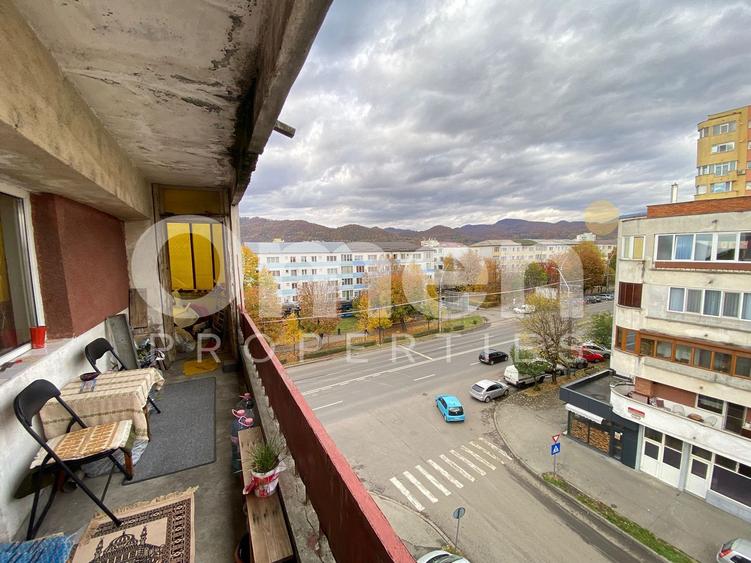 Apartament renovabil cu 4 camere decomandate, cu garaj, zona Traian