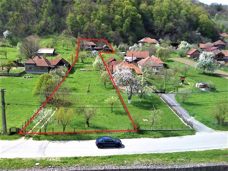 Casa si 3919 mp teren intravilan in Bucuresci, jud. Hunedoara