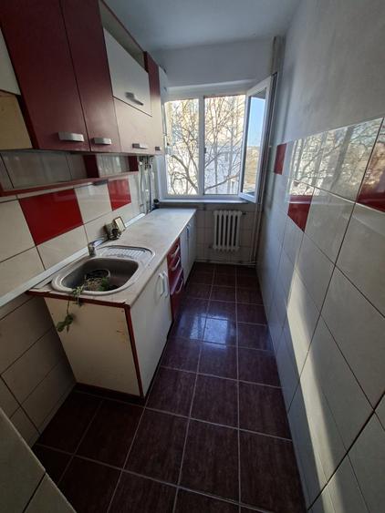 Apartament 3 camere, etajul 1/4, zona Mircea cel Batran