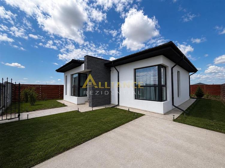 Casă individuală , 3 camere ,2 băi, teren 375 mp !