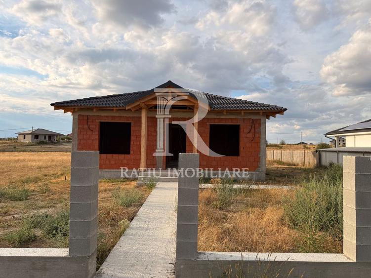 Casă la roșu de vânzare | Alparea | 1.000 mp teren