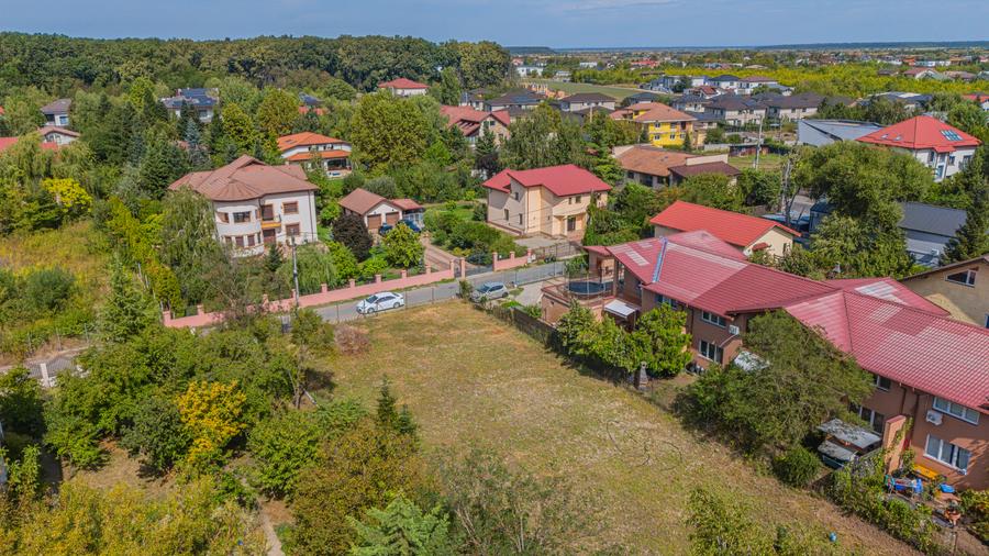 Teren strada Rozelor, toate utilitatile la limita de proprietate, asfalt