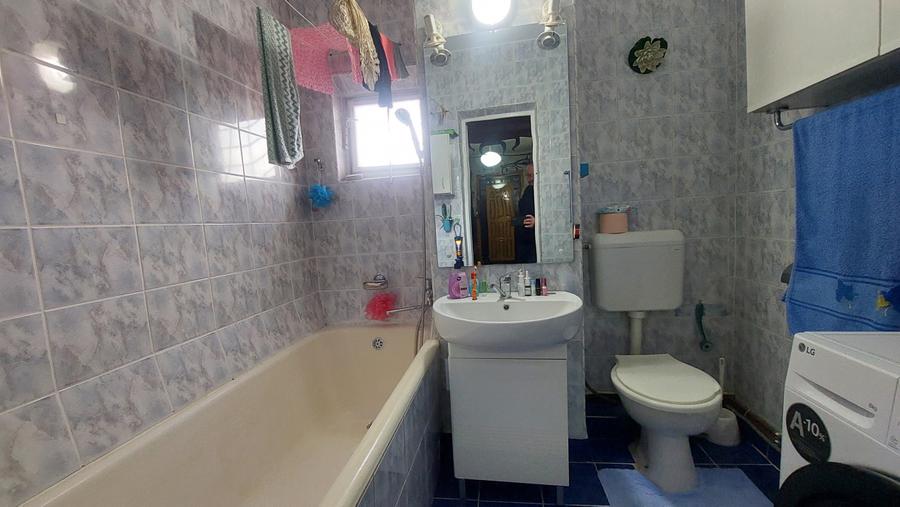Apartament 3 camere Decomandate 76 mp parter inalt cu 2 Bai Balcon CETATE Piata