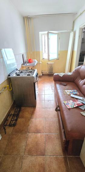 Apartament 3 camere decomandat, 2 bai, balcon inchis, centrala, etaj 1