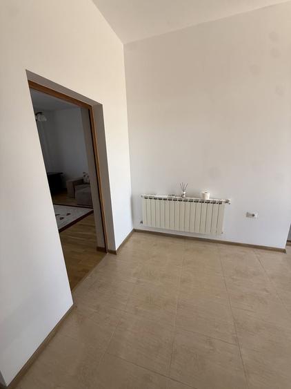 De închiriat apartament 3 camere 85 mp + terasa etaj 1