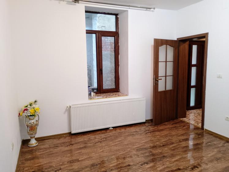 CI495 Piata Traian,casa 2 camere,Renovat