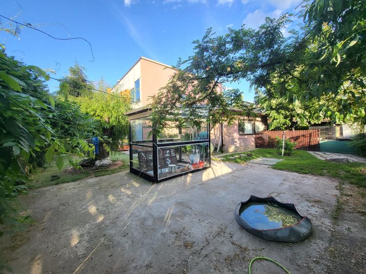 CASA P+1 ÎN BALOȚEȘTI – LÂNGĂ PĂDURE, TEREN 700 MP, LIVADĂ, CRAMĂ, BECI ȘI CURTE