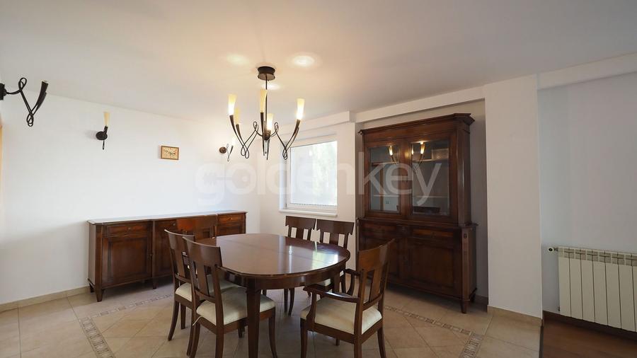 Vilă cu 7 camere, 5 bai | gradina 350mp, 2 garaje