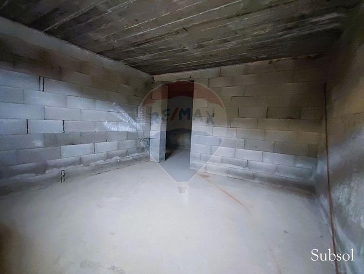 Casă/vilă spațioasă, centrală în Săliște, structură S+P+E+M