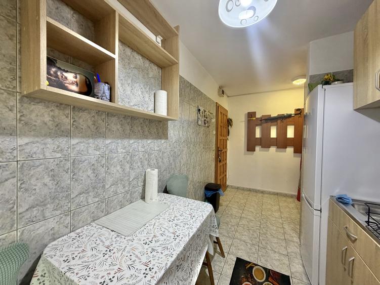 Apartament 1 camere, decomandat, etaj 3, zona Dambovita