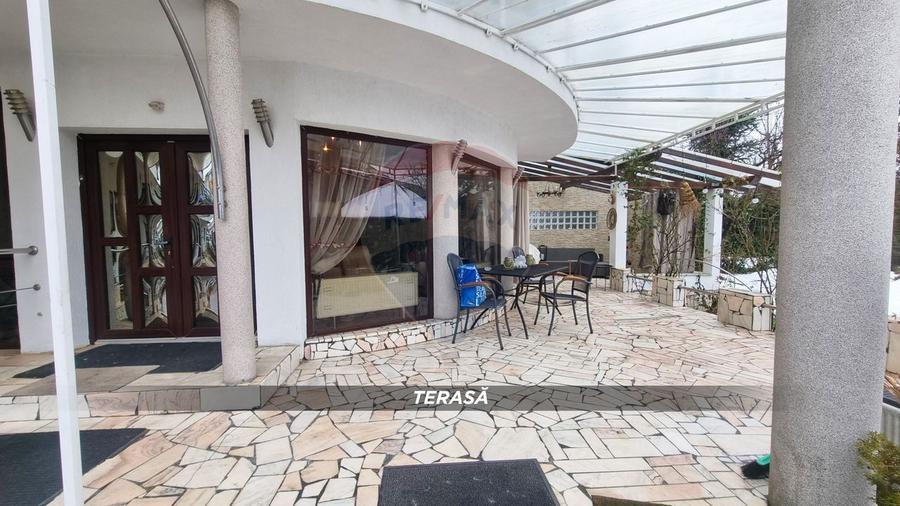 Casă / Vilă cu 10 camere de vânzare în SIGHETUL MARMATIEI zona Central