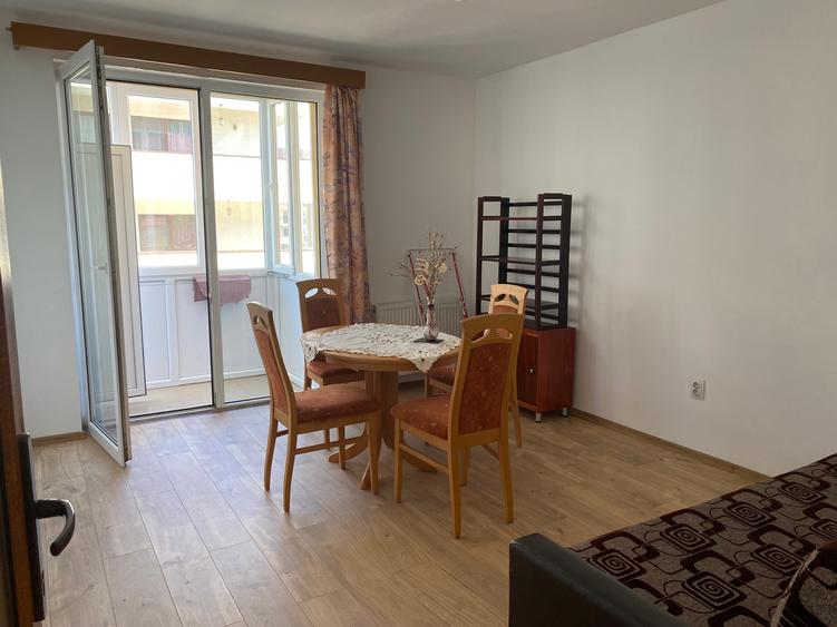 Apartament 2 camere Floresti, strada Porii, decomandat, et. 1/3, cu parcare