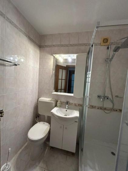 Apartament 3 camere, complet renovat, prima inchiriere. Loc parcare asigurat.