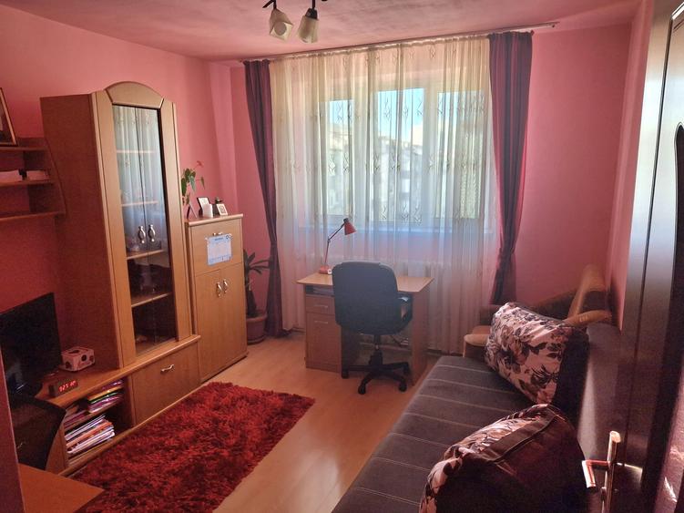 Apartament cu doua camere semidecomandat finisat si mobilat etajul 4 cu pod
