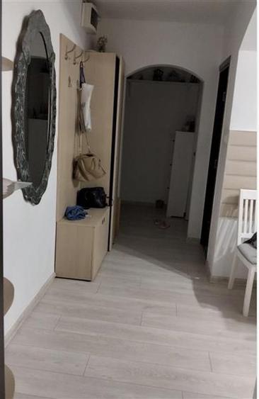 Etaj 2 cu 2 bai in bloc izolat, aproape de Mall