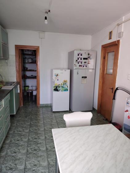Apartament 3 camere, 2 balcone , aer condiționat