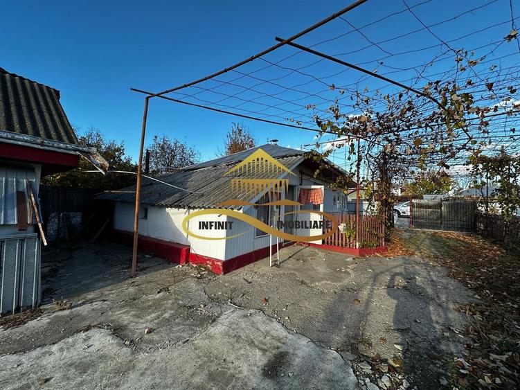 Casa batraneasca din caramida de vanzare si 4500 mp teren Negri Bacau