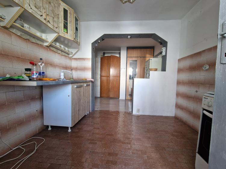 Navodari( Sud, Str Rândunelelor)- 2 camere decomandate, etaj 3/4, liber