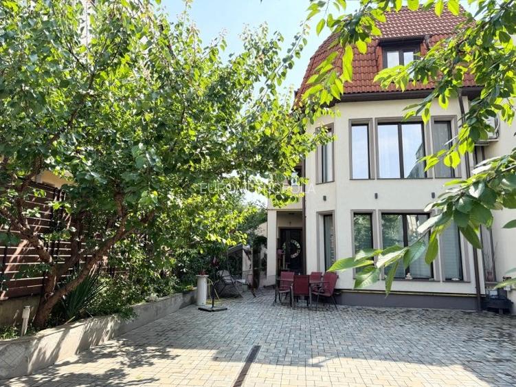 EXCLUSIVITATE!!! Zona Jiului – Vila cocheta, curte generoasa!
