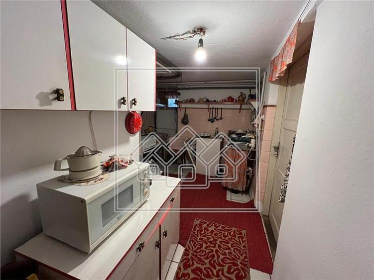Casa de vanzare in Cisnadie - 6 camere, garaj - teren 250 mp