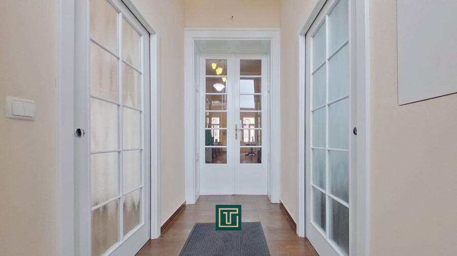 Apartament cu personalitate cu 2 camere cu terasă în centrul Aradului