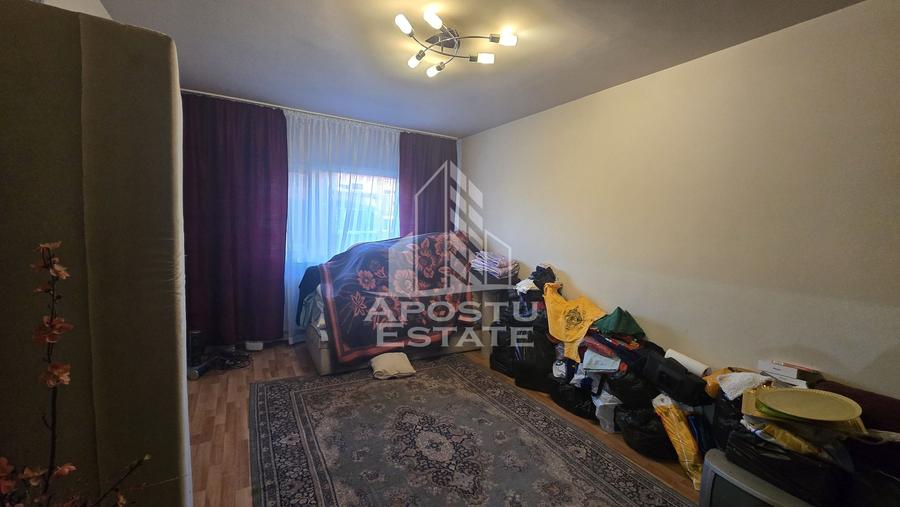 Apartament de vanzare cu 3 camere, centrala proprie, etaj 3, Lipovei