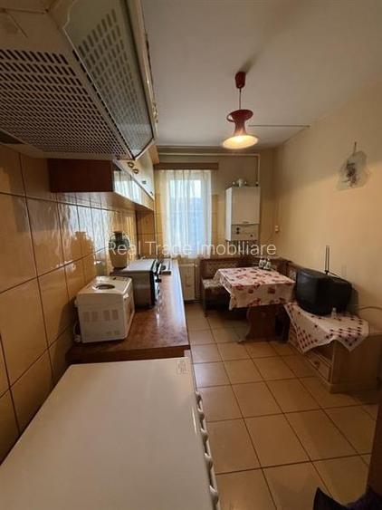 Apartament 3 camere etaj intermediar zona Astra- Carpatilor - 2