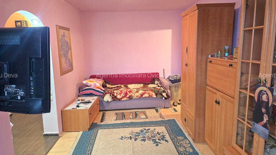 Vand apartament 3 camere semidecomandat in Deva, zona Micro 15, etaj 3, - 4